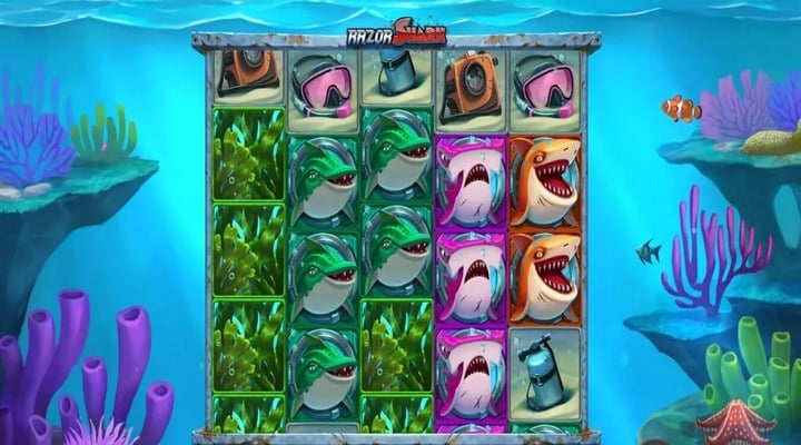 Símbolos misteriosos deslizándose hacia abajo en el juego Razor Shark